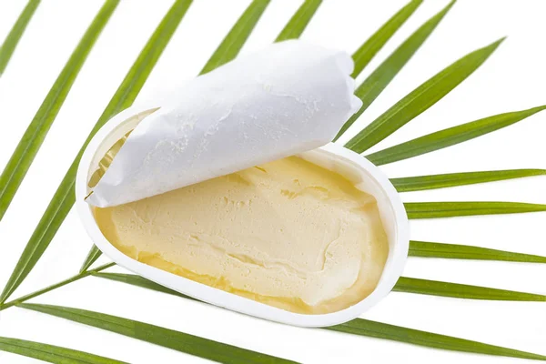 Otwarte pole masło na pam zielony liść na białym tle — Zdjęcie stockowe