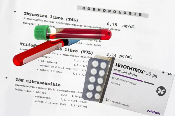 Levothyrenox, hormon replasman tedavisi ile kan tüp ve beyaz arka plan üzerinde kan nanalysis
