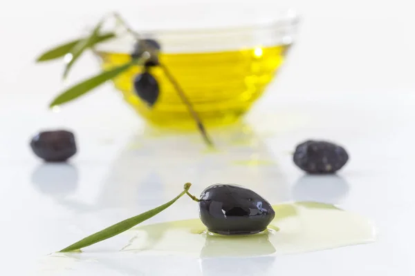 Klosz z ekologicznej oliwy z oliwek i oliwek fres z liści na białym tle — Zdjęcie stockowe