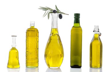 çeşitli zeytinyağı Cam Kavanoz, yaprakları ve beyaz artalan üzerinde üstüne siyah meyveleri dalı ile