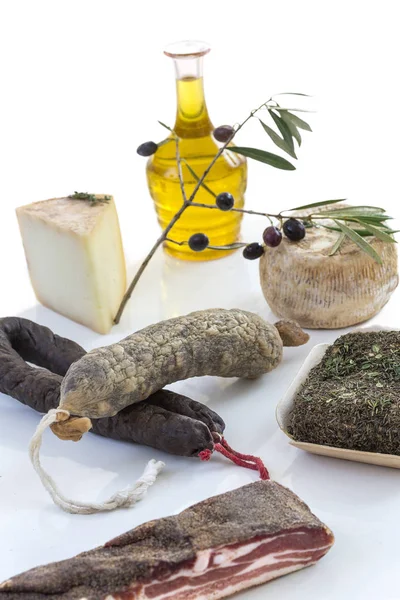 Korsischen traditionellen quadratischen Ziegenkäse mit würzigen Kräutern auf weißem Hintergrund — Stockfoto