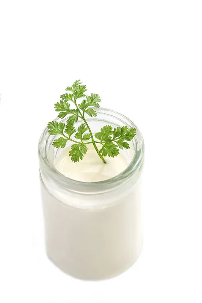 Közelkép a tejföl pot a petrezselyem, a fehér háttér felülnézet — Stock Fotó