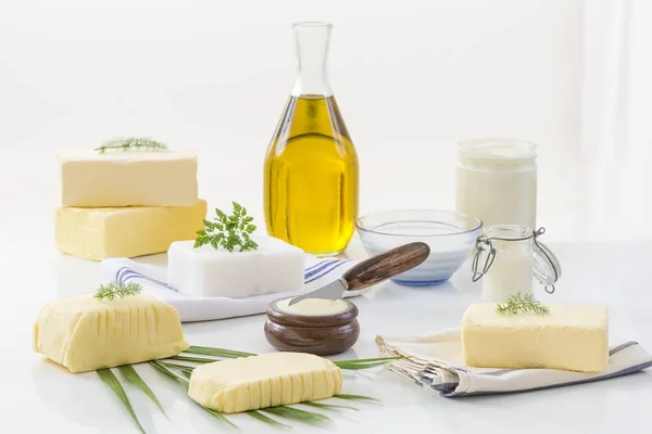 Alimentos Grasas y aceite: conjunto de productos lácteos y aceites y grasas animales sobre un fondo blanco —  Fotos de Stock