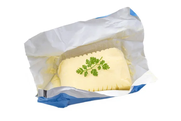 Primer plano del envase abierto de margarina o mantequilla vegetariana sobre fondo blanco . —  Fotos de Stock