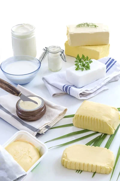 Alimentos Grasas y aceite: conjunto de productos lácteos y aceites y grasas animales sobre un fondo blanco —  Fotos de Stock