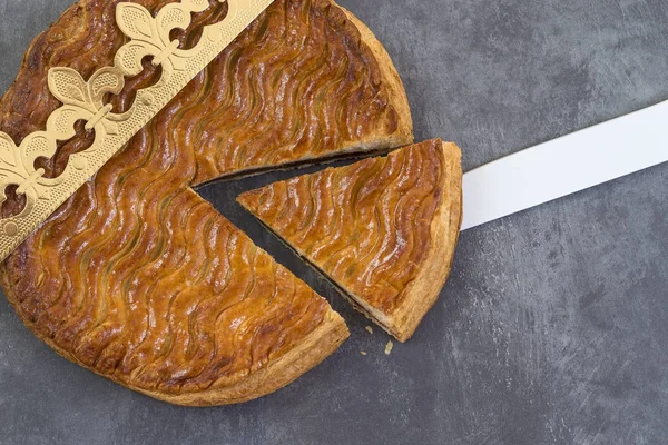 Galette des rois, pastel de reyes francés con corona dorada sobre fondo de pizarra gris — Foto de Stock