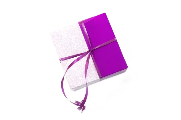 Подарункова коробка, посилка в обгортковому папері, прив'язана фіолетовою кольоровою стрічкою, упаковка глузує на білому — стокове фото