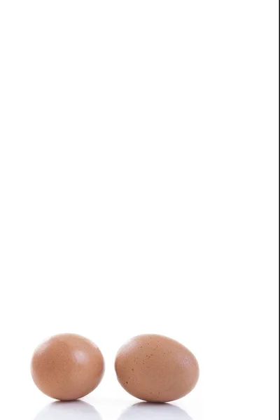 Dos huevos crudos aislados sobre fondo blanco — Foto de Stock