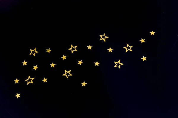 Wodospady złoty brokat s cząstek gwiazdek na czarnym tle, szczęśliwego nowego roku wakacje koncepcja — Zdjęcie stockowe