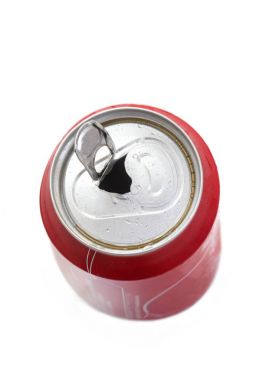 Yakın kırmızı Soda edebilirsiniz çekin sekmesi açmak ile kopya alanı izole beyaz arka plan üzerinde yoğunlaşma ile.