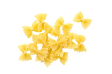 Pişmemiş farfalle makarna beyaz arka plan kopya metin karşı yakın çekim