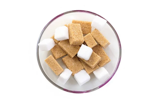 Білі і коричневі цукрові кубики в мисках на білому тлі — стокове фото