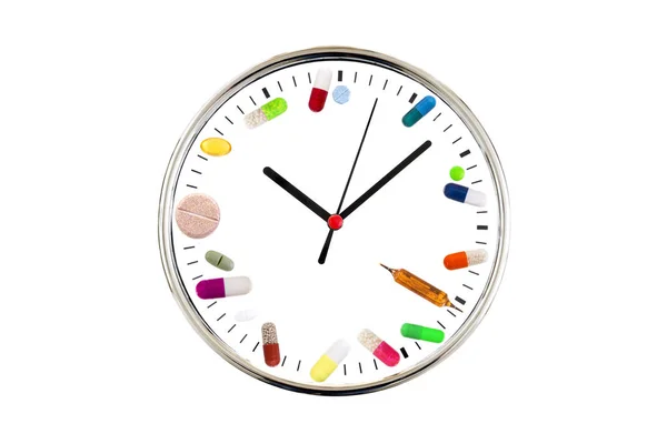 服用时服药的概念。模拟时钟的表盘由各种药丸, 胶囊, 片剂, 和白色背景药用灯泡 — 图库照片