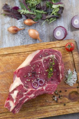 Ham T-bone biftek ızgara için veya Barbekü bir ahşap arka plan üzerinde kesme tahtası üzerinde üzerinde ana sayfa görünümü