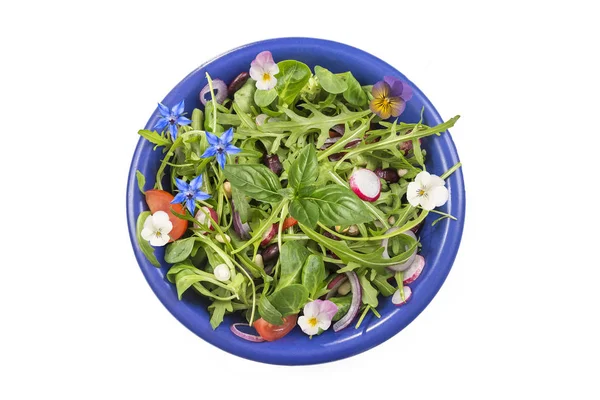Frischer Kräutersalat mit grünem Blattgemüse und Kapuzinerkresseblüten, serviert in einer blauen Keramikschüssel auf weißem — Stockfoto