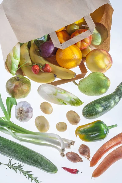 在白色背景下被隔离的杂货袋中的蔬菜. — 图库照片