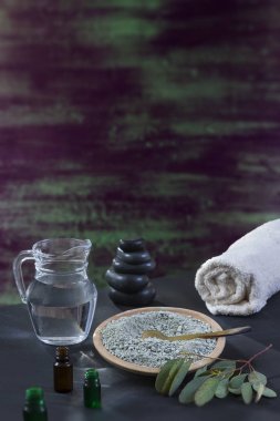 Beaty ve Spa Konsept: cam harç eucaliptus yaprak, temel oin, beyaz havlu cupp kil darbeleri ile kalın boya tonlarında yeşil, mavi, mor ahşap doku üzerinde