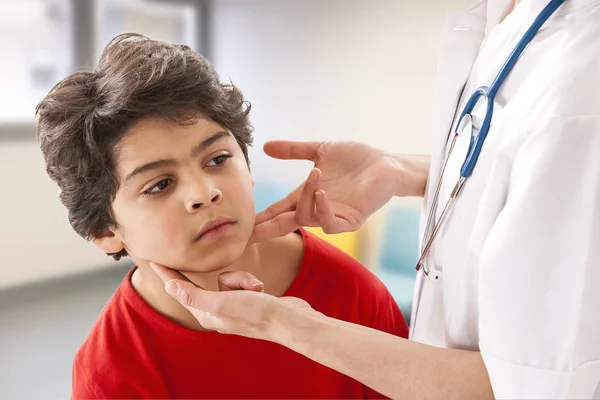 Tiener bezoeker consulting mannelijke arts over verkoudheid en keelpijn op kantoor — Stockfoto