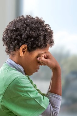 Kafası karışık sorunlu çocuk, zorbalık konsepti, depresyon stresi ya da hüsran