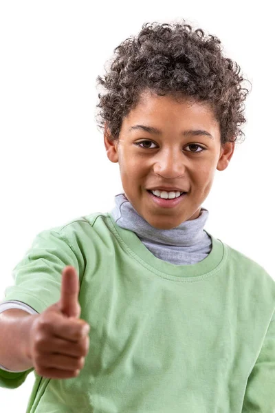 Lindo chico africano con una camiseta verde brillante El chico está mostrando un pulgar hacia la cámara. sobre blanco —  Fotos de Stock