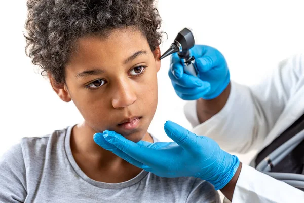 ENT dokter melihat ke telinga pasien dengan otoskop, Anak menderita nyeri telinga di rumah sakit — Stok Foto