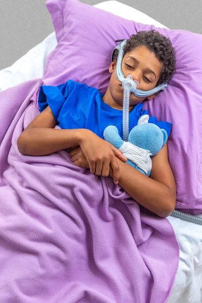Dítě trpící spánkovou apnoe, nosí dýchací masku. — Stock fotografie