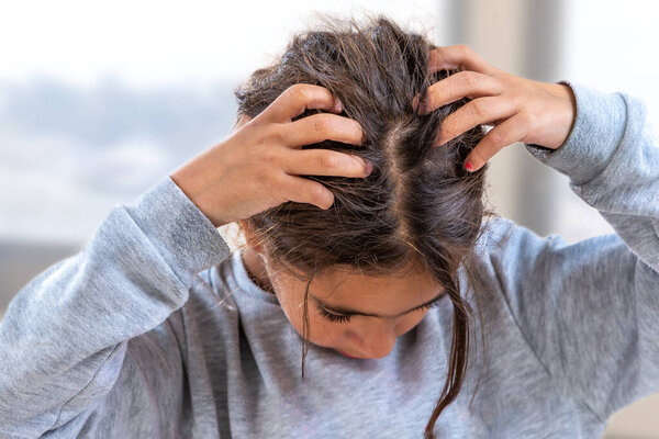 Безумный ребенок, потому что вши на голове, она симптомы зуд-школа концепция сезона
