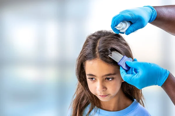 Mãe tratando filhas cabelo contra piolhos ith spray treament — Fotografia de Stock