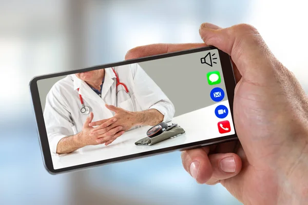 E-health: mano de un hombre sosteniendo Smartphone, teléfono móvil con icono de llamada aquí, teléfono, canción, cámara y mensajería, y chat en vivo ith doctor en pantalla en blanco — Foto de Stock