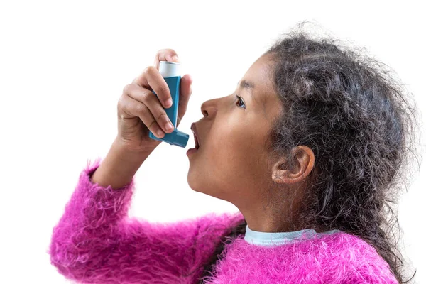Retrato de cerca de una linda niña de 5 años usando su inhalador de asma, vista de perfil fondo blanco — Foto de Stock