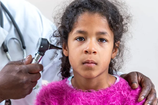 ENT physician looking into patients ear with an otoscope , Child suffereing from ear pain at hospital — Stock Photo, Image
