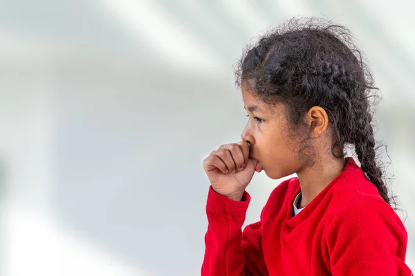 Petite fille suçant son pouce. Insécurité, enfant., mauvaise habitude — Photo