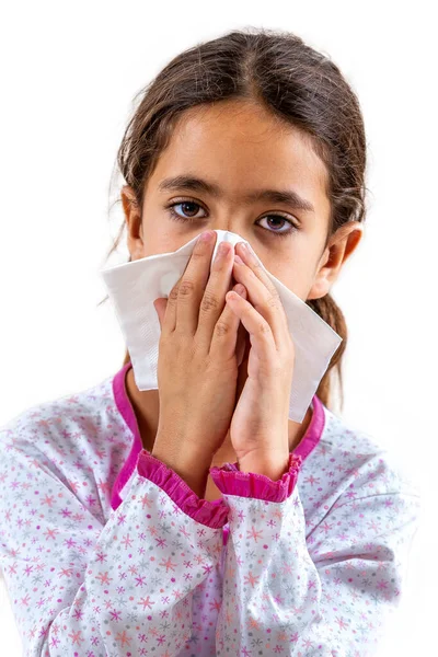 Niña linda estornudando en un pañuelo sonándose la nariz. tener gripe —  Fotos de Stock