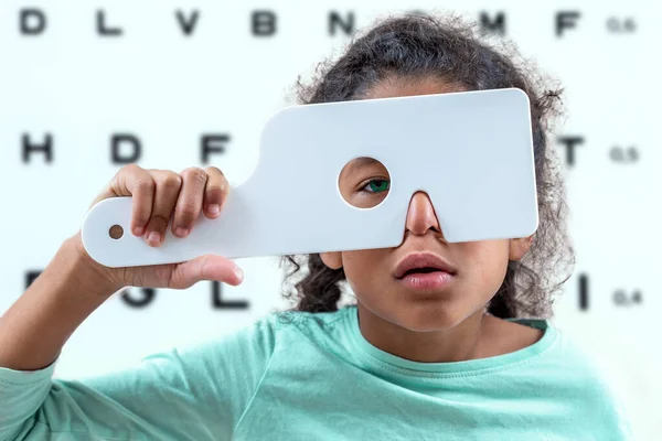 Meisje krijgt een oogonderzoek. Opticien, phoropter. — Stockfoto