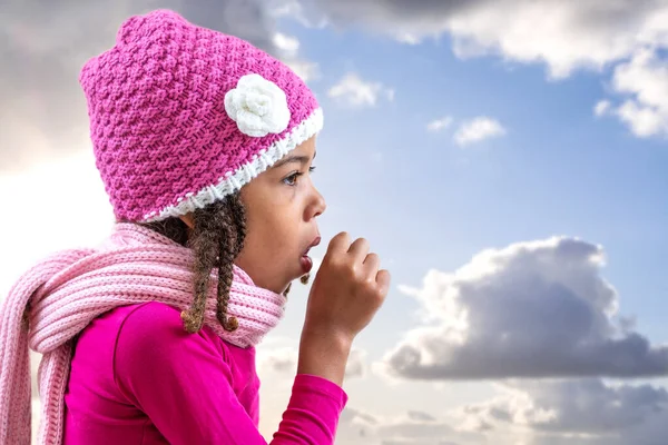 Zima a chřipka. Portrét krásné pre-dospívající dívka s kašlem a bolestí v krku pocit nevolnosti venku — Stock fotografie