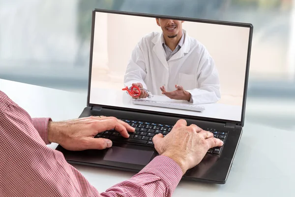 Doctor con un estetoscopio. Concepto de telemedicina . — Foto de Stock