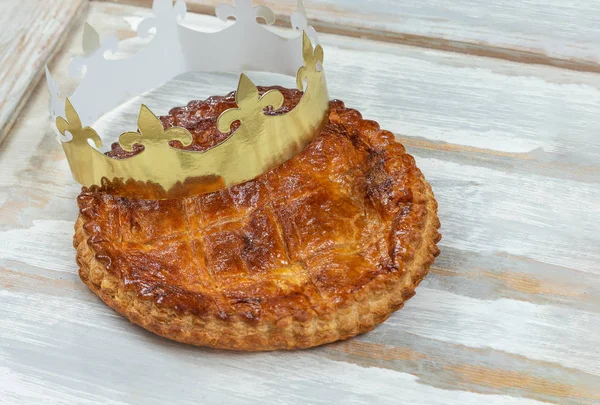 Epiphanie Douzième Gâteau de nuit Galette des rois française en pâte feuilletée, avec le charme à l'intérieur, couronne ouverte penchée sur le dessus — Photo