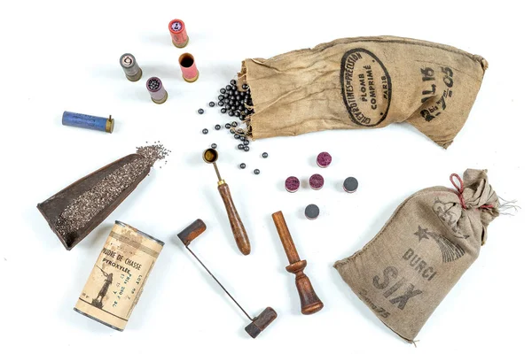 Outils anciens pour le rechargement des cartouches de chasse, mesure de poudre, altérations de la cartouche, beaucoup de petits sacs avec des grenailles de plomb sur fond blanc — Photo