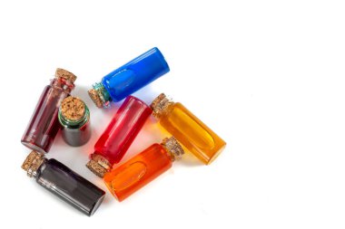 Beyaz arka planda izole edilmiş yiyecek boyası şişeleri