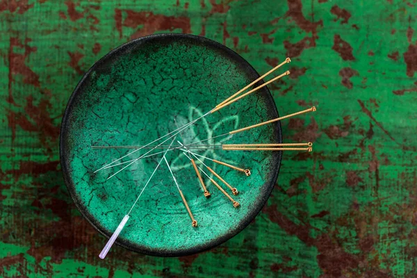 Yeşil Seramik Asya Kâsesi Eski Yeşil Bir Tahta Üzerinde Akupunktur — Stok fotoğraf