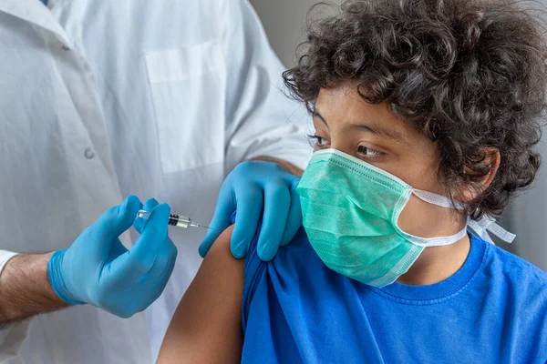 Male Doctor Protective Face Mask Latex Gloves Giving Intramuscular Vaccination — Stock Photo, Image