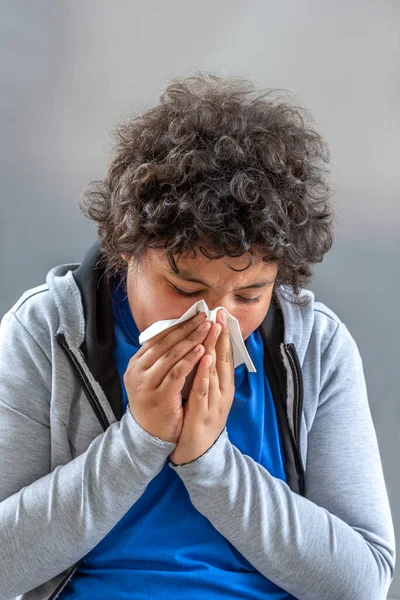 冷たいインフルエンザの病気の組織が鼻水を吹いて — ストック写真