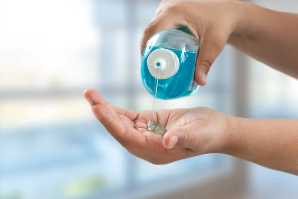 用于清洁手的考罗那病毒传播预防的考罗那病毒手部清洁剂清洗剂凝胶 — 图库照片