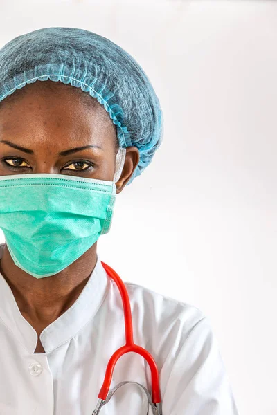 美国女非洲医生 穿着带听诊器和口罩的医疗外套的护士 为成功感到高兴的医务工作者 — 图库照片
