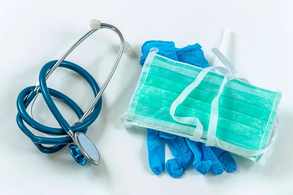 Konzept der medizinischen Schutzausrüstung während einer Virusepidemie - chirurgische Maske, Brille, Stethoskop und medizinische Handschuhe. — Stockfoto