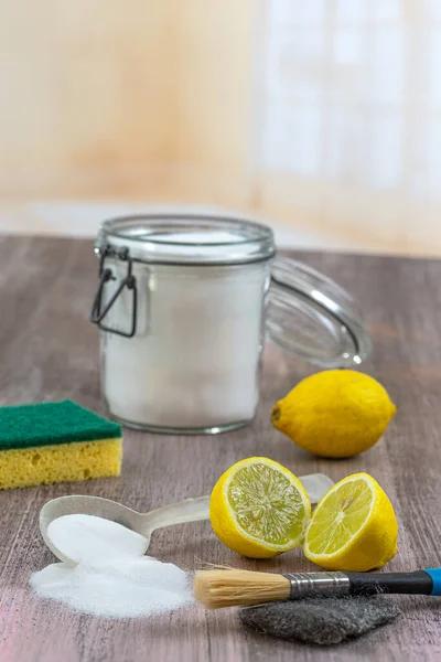 Umweltfreundliche natürliche Reiniger Konzept: Naturel Reinigungsprodukte gegen chemische Waschmittelflaschen, gegen Backpulver, Zitrone und Pinsel — Stockfoto