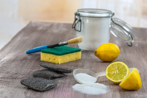 Οικολογικά φιλικά προς το περιβάλλον προϊόντα καθαρισμού Concept: Naturel προϊόντα καθαρισμού ενάντια σε χημικά μπουκάλια απορρυπαντικού, vs υποστήριξη σόδα σε σκόνη, λεμόνι, και πινέλο — Φωτογραφία Αρχείου