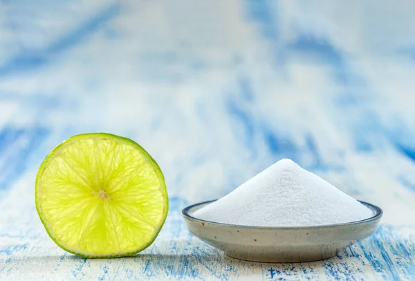 Bicarbonate de soude à pâte et citron - Citrus latifolia, nettoyant non toxique — Photo