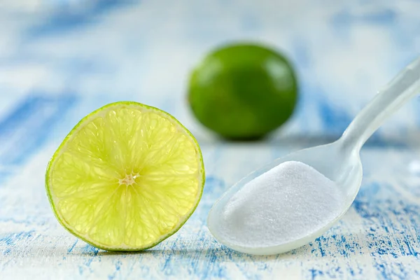 Soda panggang Sodium bikarbonat dan lemon Citrus latifolia, pembersih tidak beracun — Stok Foto