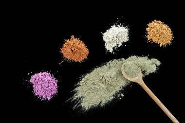 Çeşitli kozmetik kil çeşitleri Kırmızı, sarı, pembe, mavi